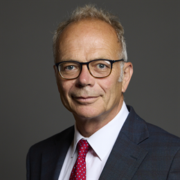 Official portrait photo of Dr. Simon Opher MBE MP, ©House of Commons / photography by Roger Harris